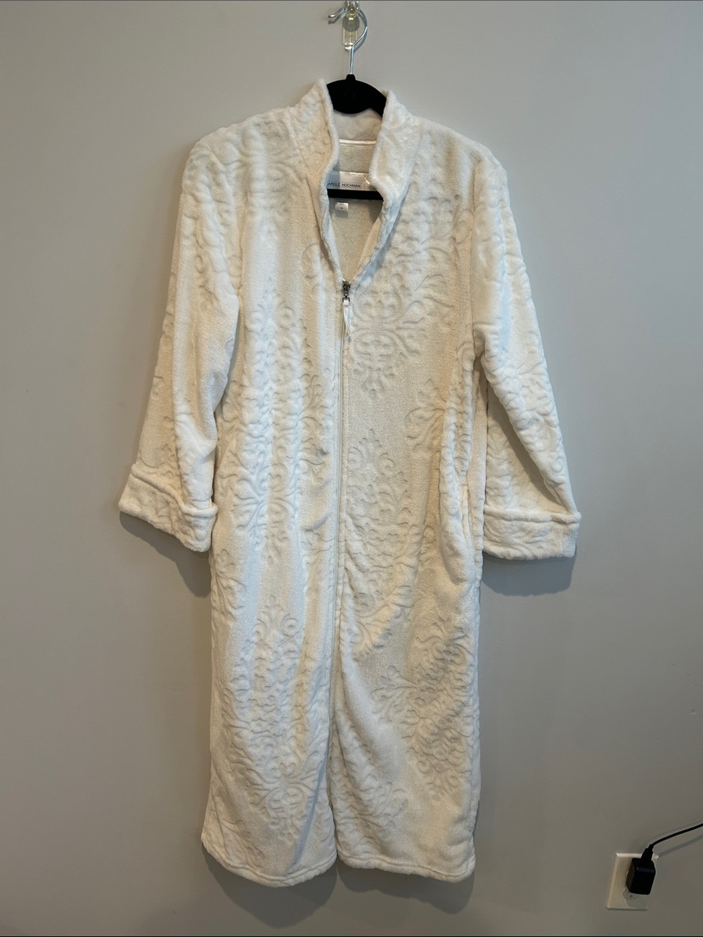 Midnight by Carole Hochman White Plush Zip-Front Robe with Embossed Motif